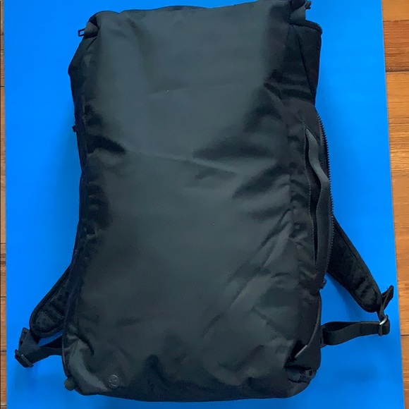 lululemon assert duffle